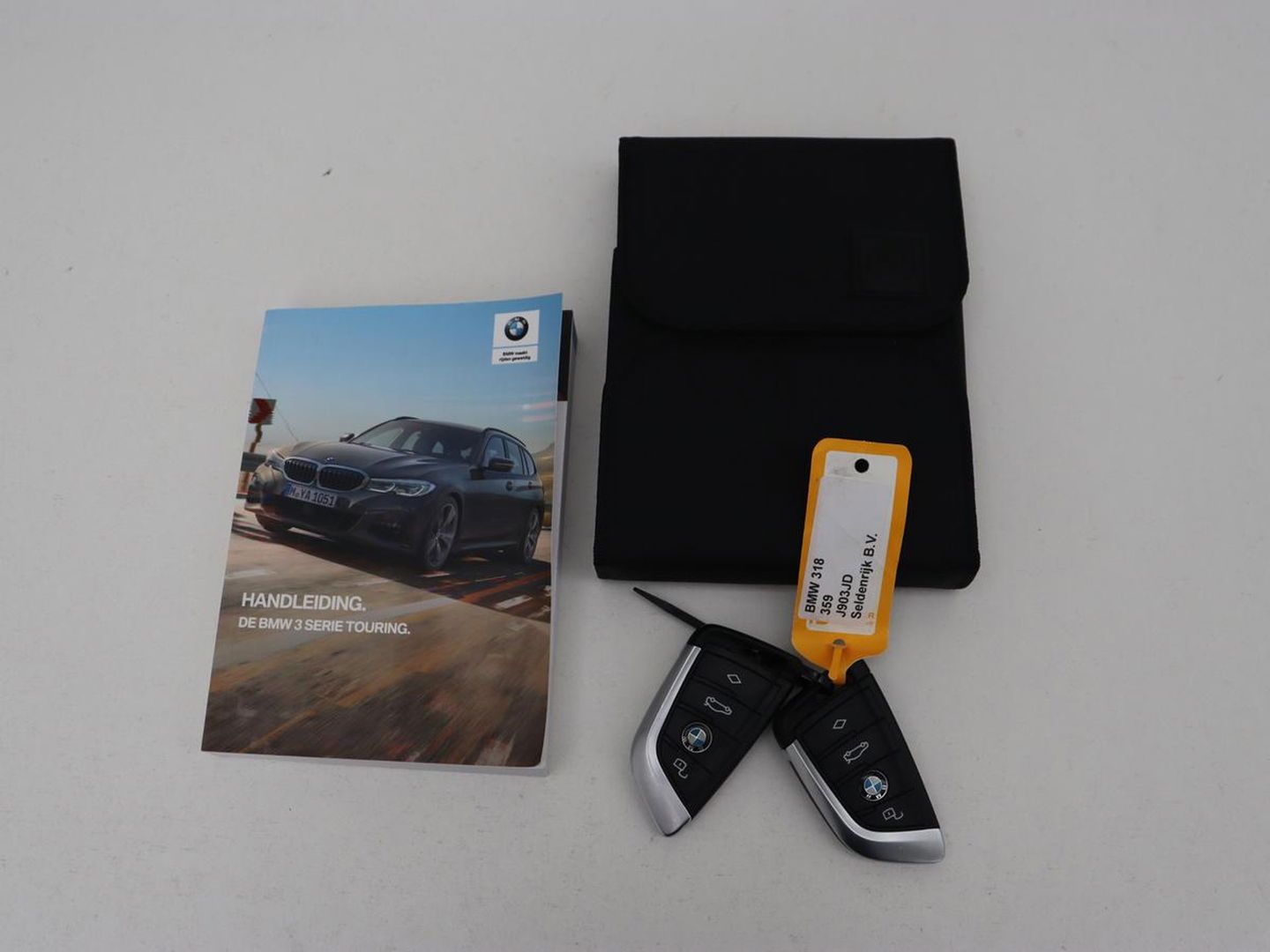 BMW 3 Serie 318i Executive Edition | Adaptive cruise | Leder | Stoel & stuurverwarming | Carplay | Harman/Kardon | Navigatie | Live Cockpit | Climate control | Parkeerhulp