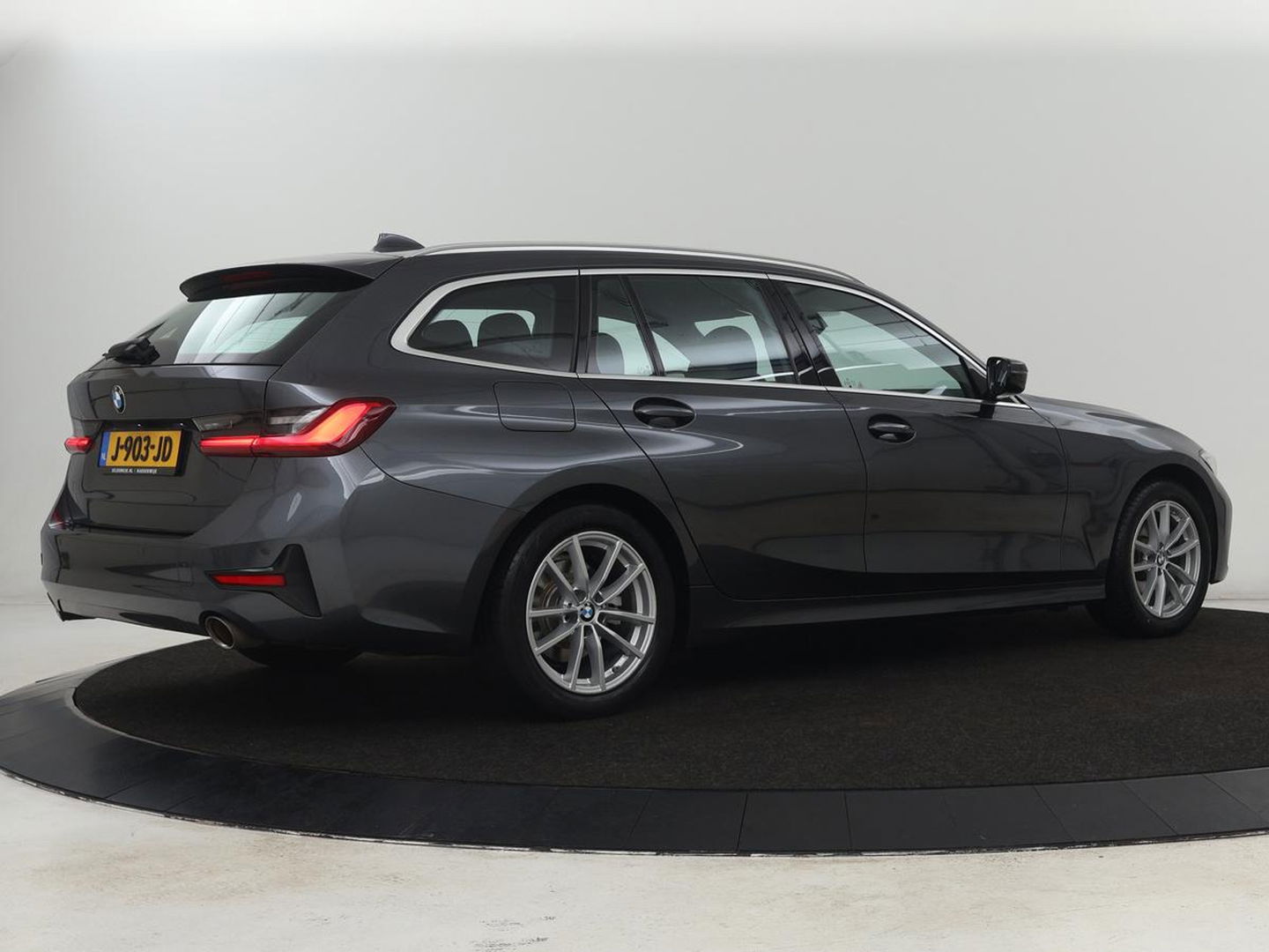 BMW 3 Serie 318i Executive Edition | Adaptive cruise | Leder | Stoel & stuurverwarming | Carplay | Harman/Kardon | Navigatie | Live Cockpit | Climate control | Parkeerhulp
