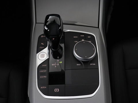 BMW 3 Serie 318i Executive Edition | Adaptive cruise | Leder | Stoel & stuurverwarming | Carplay | Harman/Kardon | Navigatie | Live Cockpit | Climate control | Parkeerhulp