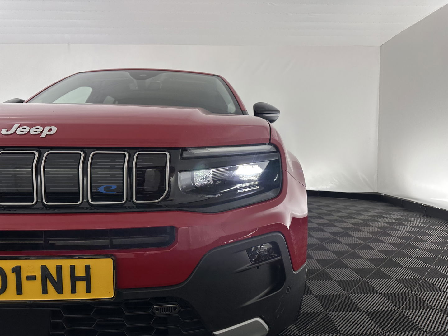 Jeep Avenger Summit 54 kWh [ 3-Fase ] {SOH-95%} (INCL-BTW) *HEATPUMP | LEATHER-MICROFIBRE | FULL-LED | ADAPTIVE-CRUISE | BLIND-SPOT | CAMERA | DIGI-COCKPIT | NAVI-FULLMAP | HEATED-COMFORTSEATS | ECC | AMBIENT-LIGHT | PDC | CARPLAY | CRUISE