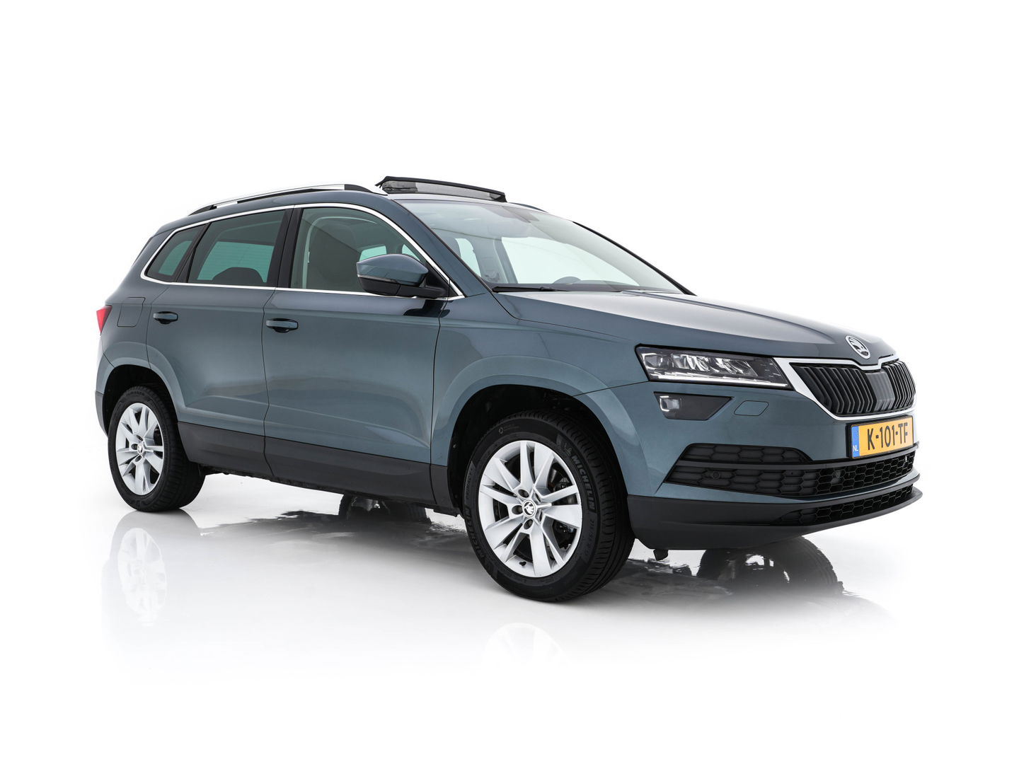 Škoda Karoq 1.5 TSI ACT Business Edition Plus (INCL-BTW) Aut. *PANO | FULL-LED | CANTON-AUDIO | COMFORTSEATS | DAB+ | CAMERA | NAVI-FULLMAP | KEYLESS | PRIVACY-GLASS | ECC | AMBIENTLIGHT | PDC | CRUISE | TOWBAR | 17''ALU*