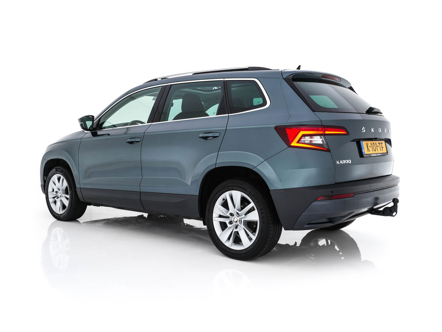 Škoda Karoq 1.5 TSI ACT Business Edition Plus (INCL-BTW) Aut. *PANO | FULL-LED | CANTON-AUDIO | COMFORTSEATS | DAB+ | CAMERA | NAVI-FULLMAP | KEYLESS | PRIVACY-GLASS | ECC | AMBIENTLIGHT | PDC | CRUISE | TOWBAR | 17''ALU*