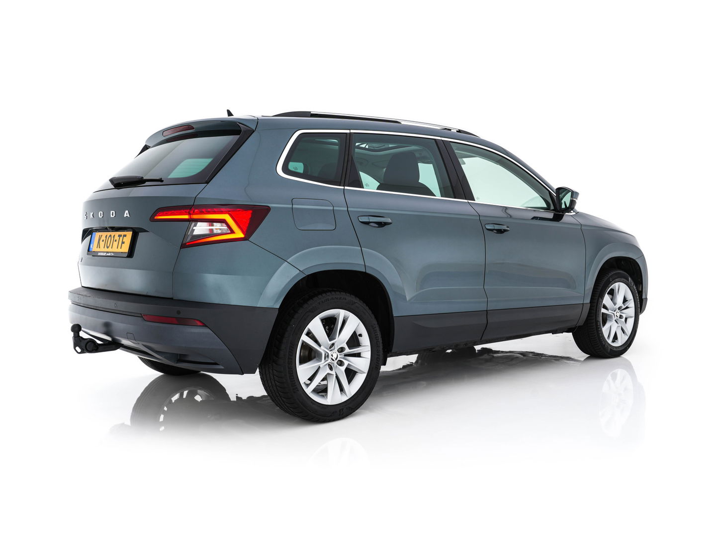 Škoda Karoq 1.5 TSI ACT Business Edition Plus (INCL-BTW) Aut. *PANO | FULL-LED | CANTON-AUDIO | COMFORTSEATS | DAB+ | CAMERA | NAVI-FULLMAP | KEYLESS | PRIVACY-GLASS | ECC | AMBIENTLIGHT | PDC | CRUISE | TOWBAR | 17''ALU*