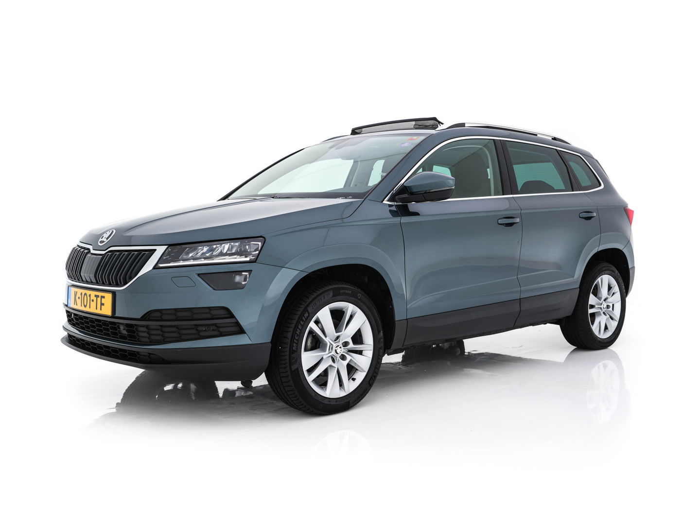 Škoda Karoq 1.5 TSI ACT Business Edition Plus (INCL-BTW) Aut. *PANO | FULL-LED | CANTON-AUDIO | COMFORTSEATS | DAB+ | CAMERA | NAVI-FULLMAP | KEYLESS | PRIVACY-GLASS | ECC | AMBIENTLIGHT | PDC | CRUISE | TOWBAR | 17''ALU*