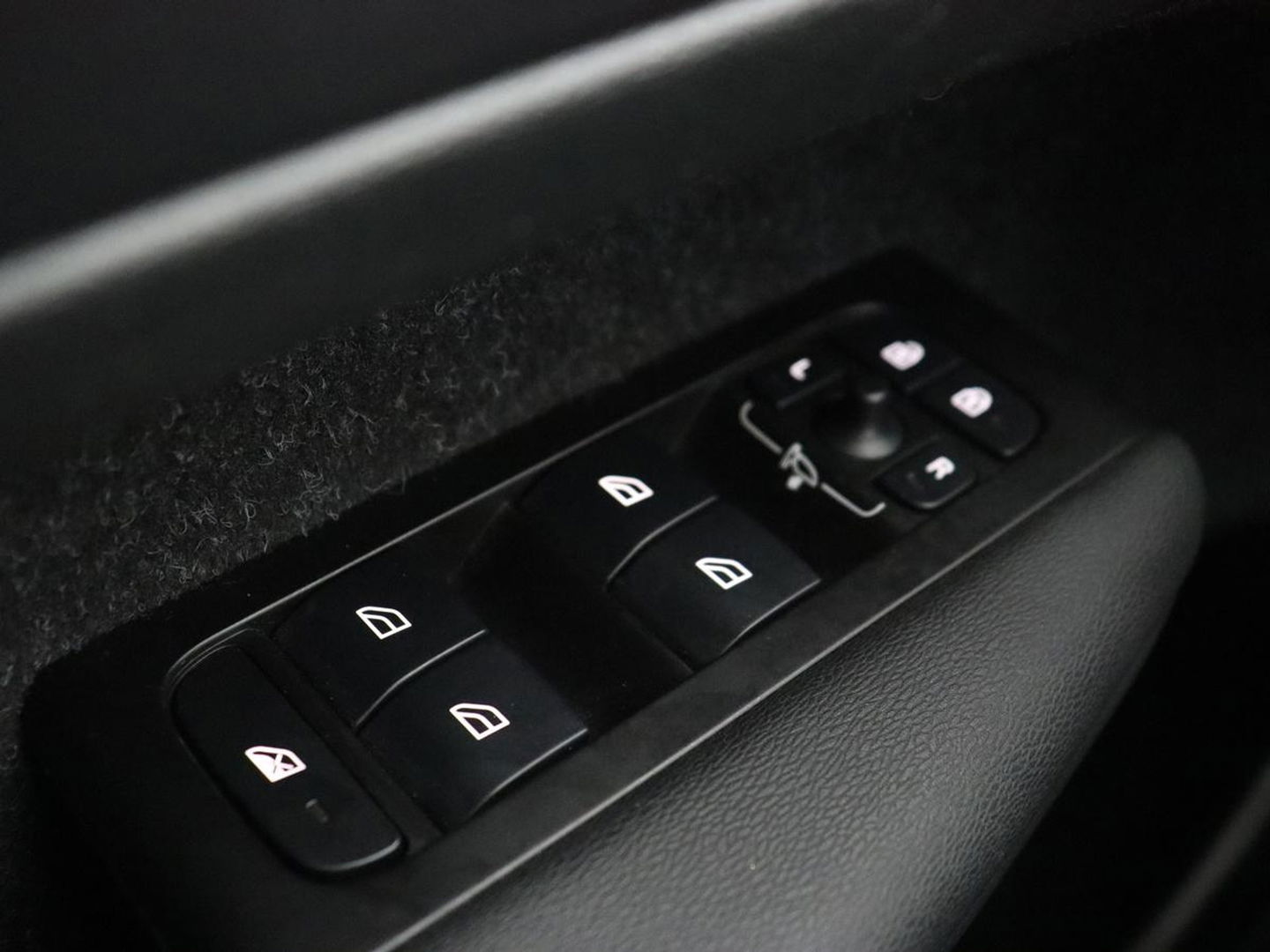 Volvo XC40 Recharge P8 AWD R Design | Stoel & stuurverwarming | Camera | Leder/Alcantara | Adaptive cruise | Keyless | Full LED | Navigatie | Harman/Kardon