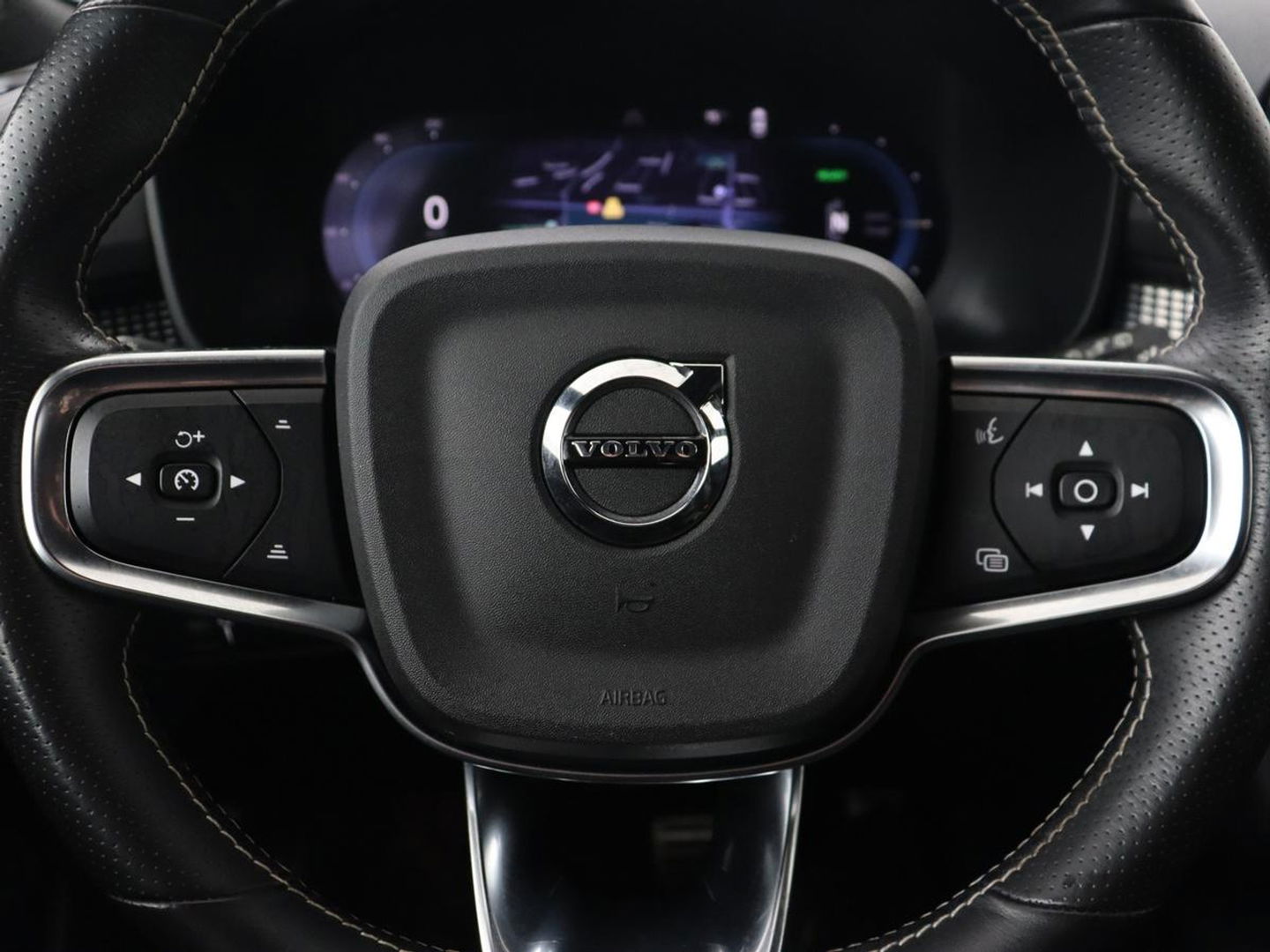 Volvo XC40 Recharge P8 AWD R Design | Stoel & stuurverwarming | Camera | Leder/Alcantara | Adaptive cruise | Keyless | Full LED | Navigatie | Harman/Kardon