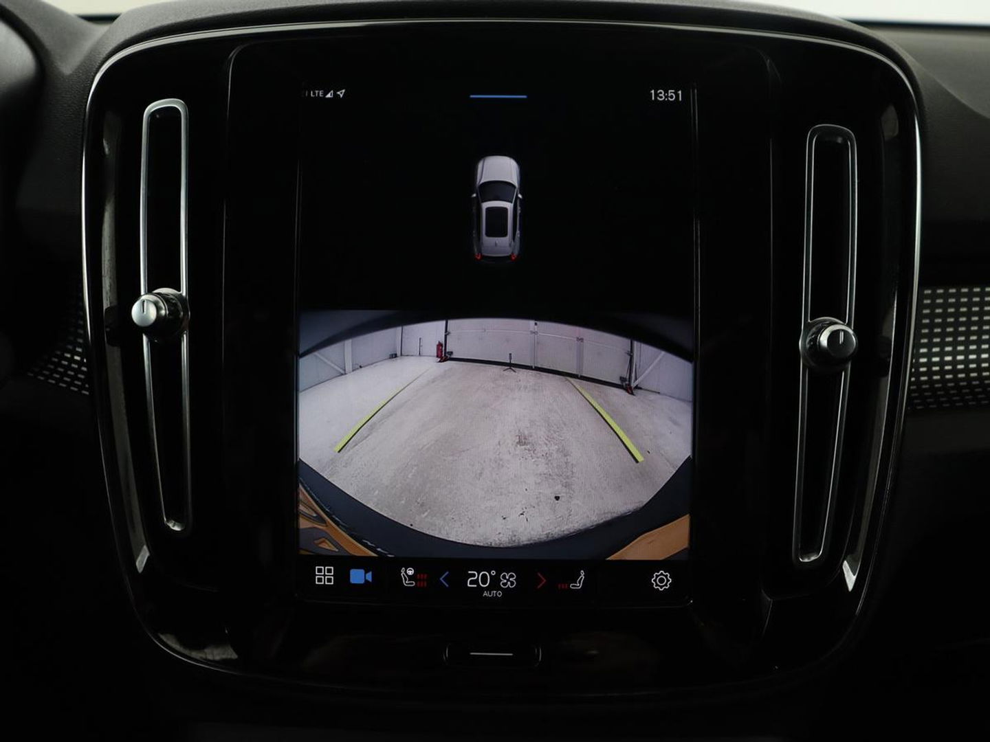 Volvo XC40 Recharge P8 AWD R Design | Stoel & stuurverwarming | Camera | Leder/Alcantara | Adaptive cruise | Keyless | Full LED | Navigatie | Harman/Kardon