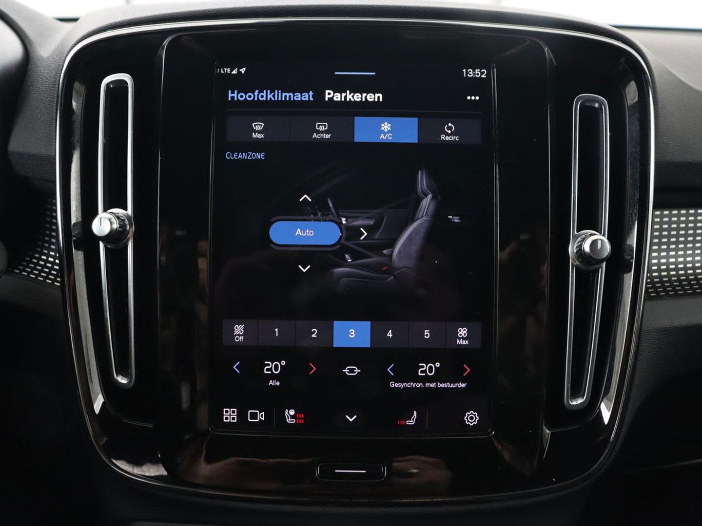 Volvo XC40 Recharge P8 AWD R Design | Stoel & stuurverwarming | Camera | Leder/Alcantara | Adaptive cruise | Keyless | Full LED | Navigatie | Harman/Kardon