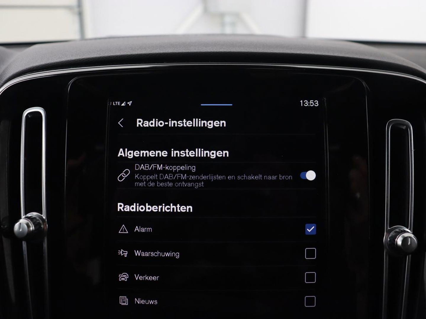 Volvo XC40 Recharge P8 AWD R Design | Stoel & stuurverwarming | Camera | Leder/Alcantara | Adaptive cruise | Keyless | Full LED | Navigatie | Harman/Kardon