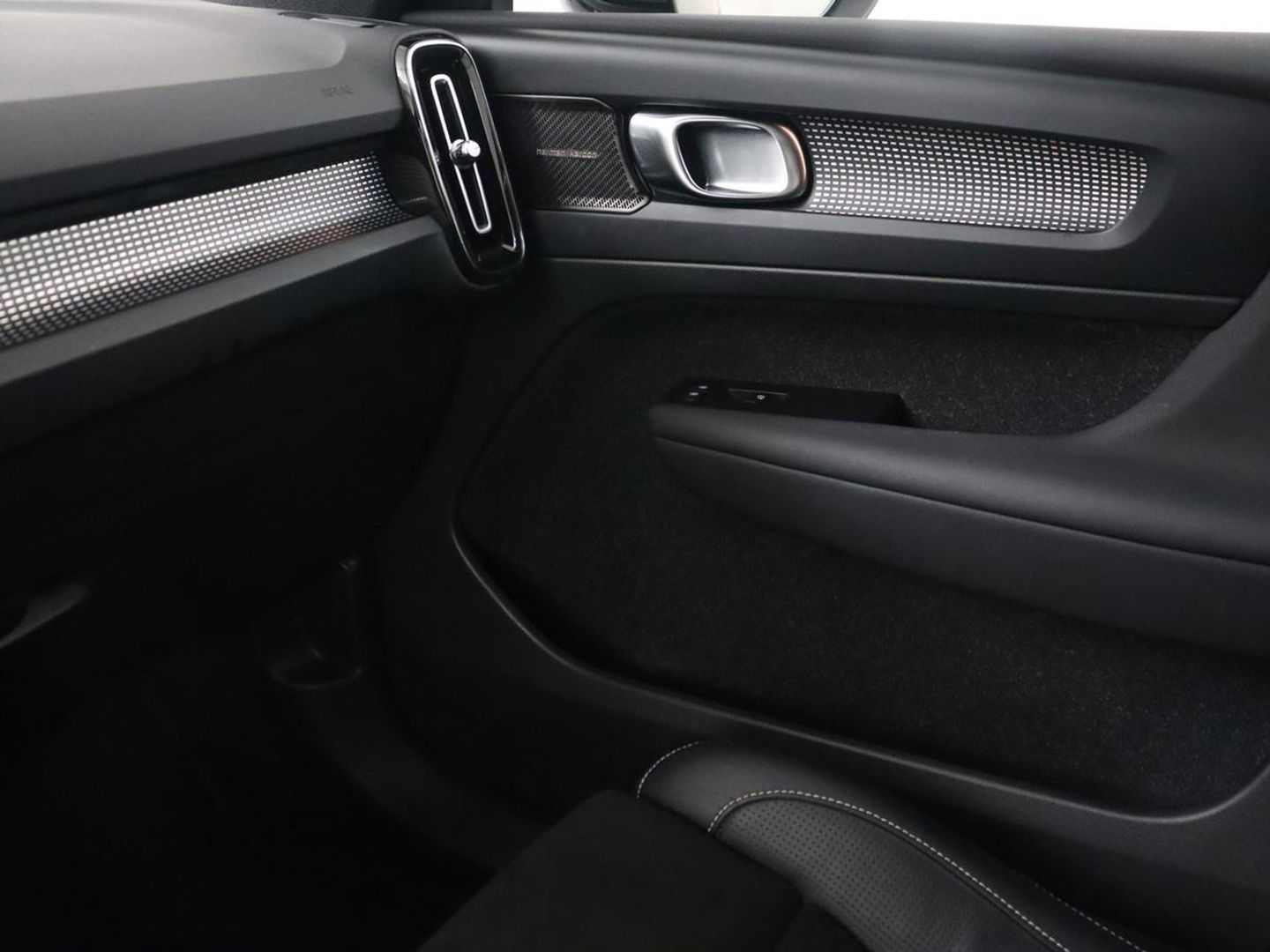 Volvo XC40 Recharge P8 AWD R Design | Stoel & stuurverwarming | Camera | Leder/Alcantara | Adaptive cruise | Keyless | Full LED | Navigatie | Harman/Kardon