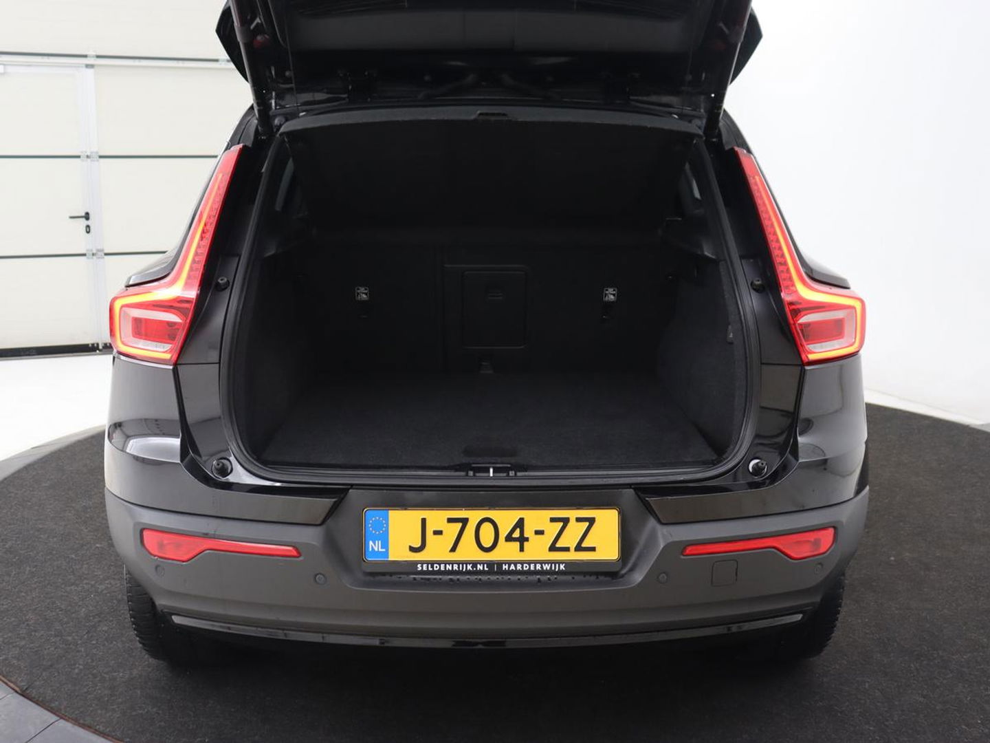 Volvo XC40 Recharge P8 AWD R Design | Stoel & stuurverwarming | Camera | Leder/Alcantara | Adaptive cruise | Keyless | Full LED | Navigatie | Harman/Kardon