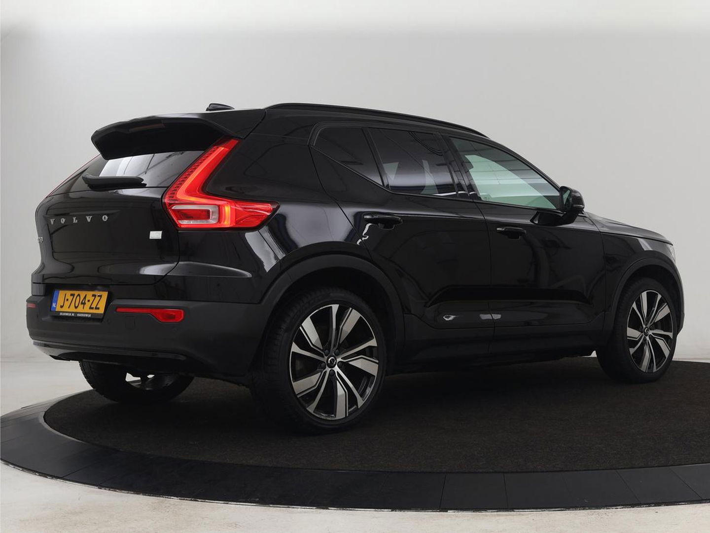 Volvo XC40 Recharge P8 AWD R Design | Stoel & stuurverwarming | Camera | Leder/Alcantara | Adaptive cruise | Keyless | Full LED | Navigatie | Harman/Kardon