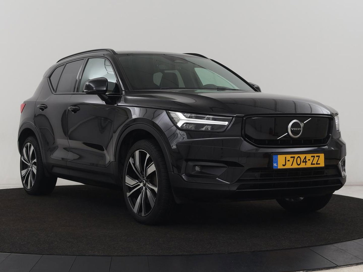 Volvo XC40 Recharge P8 AWD R Design | Stoel & stuurverwarming | Camera | Leder/Alcantara | Adaptive cruise | Keyless | Full LED | Navigatie | Harman/Kardon
