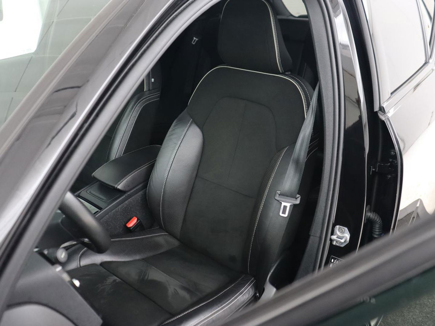 Volvo XC40 Recharge P8 AWD R Design | Stoel & stuurverwarming | Camera | Leder/Alcantara | Adaptive cruise | Keyless | Full LED | Navigatie | Harman/Kardon