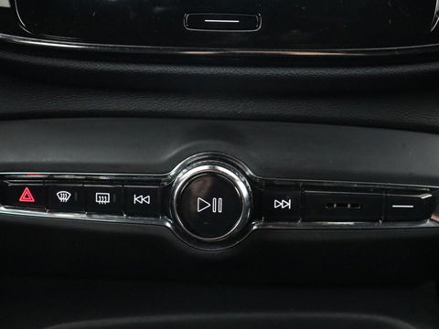 Volvo XC40 Recharge P8 AWD R Design | Stoel & stuurverwarming | Camera | Leder/Alcantara | Adaptive cruise | Keyless | Full LED | Navigatie | Harman/Kardon