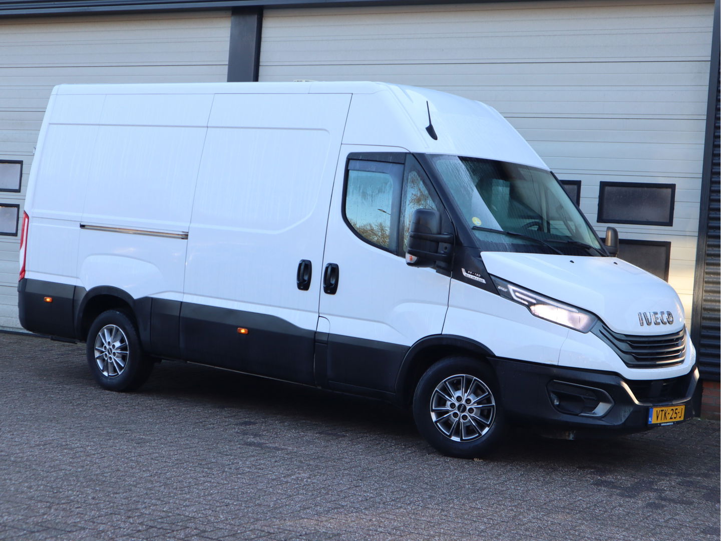 Iveco Daily 35S16 Hi-Matic Euro 6 - Luchtvering - L2H2 - 3.5t KG Trekhaak - LED