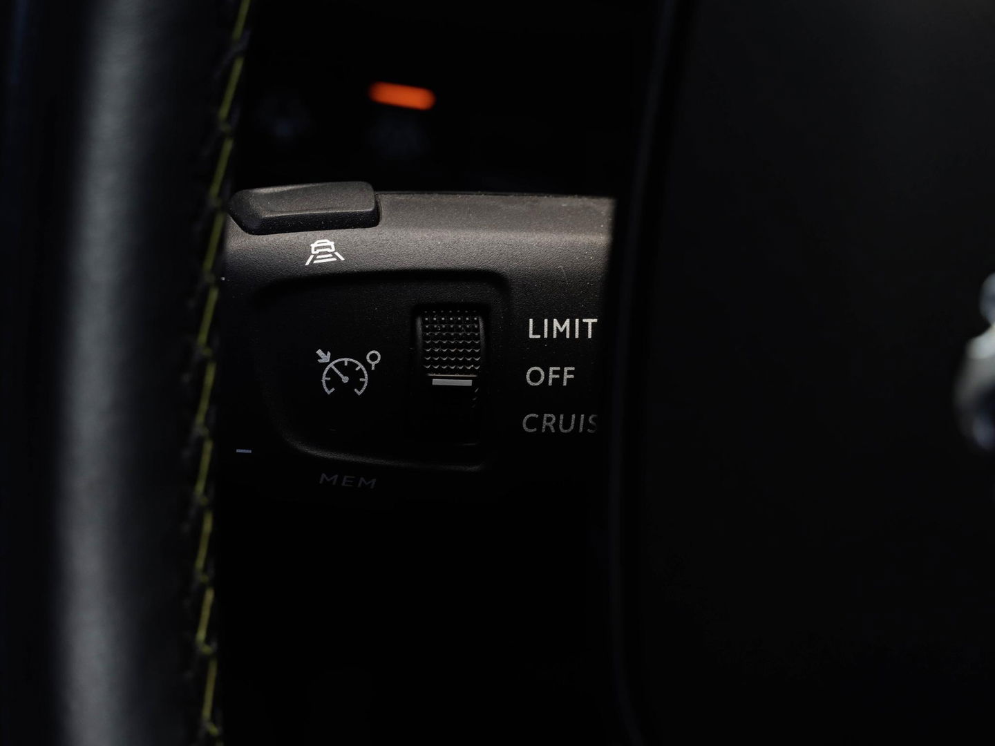 Peugeot e-2008 EV GT Pack 50 kWh 3-fase 136 PK | Slechts 28.677 km!