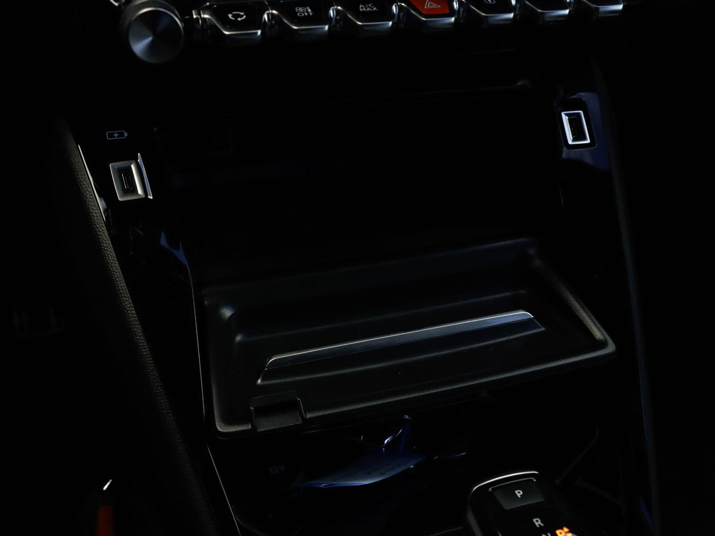 Peugeot e-2008 EV GT Pack 50 kWh 3-fase 136 PK | Slechts 28.677 km!