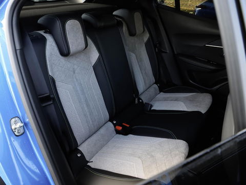 Peugeot e-2008 EV GT Pack 50 kWh 3-fase 136 PK | Slechts 28.677 km!