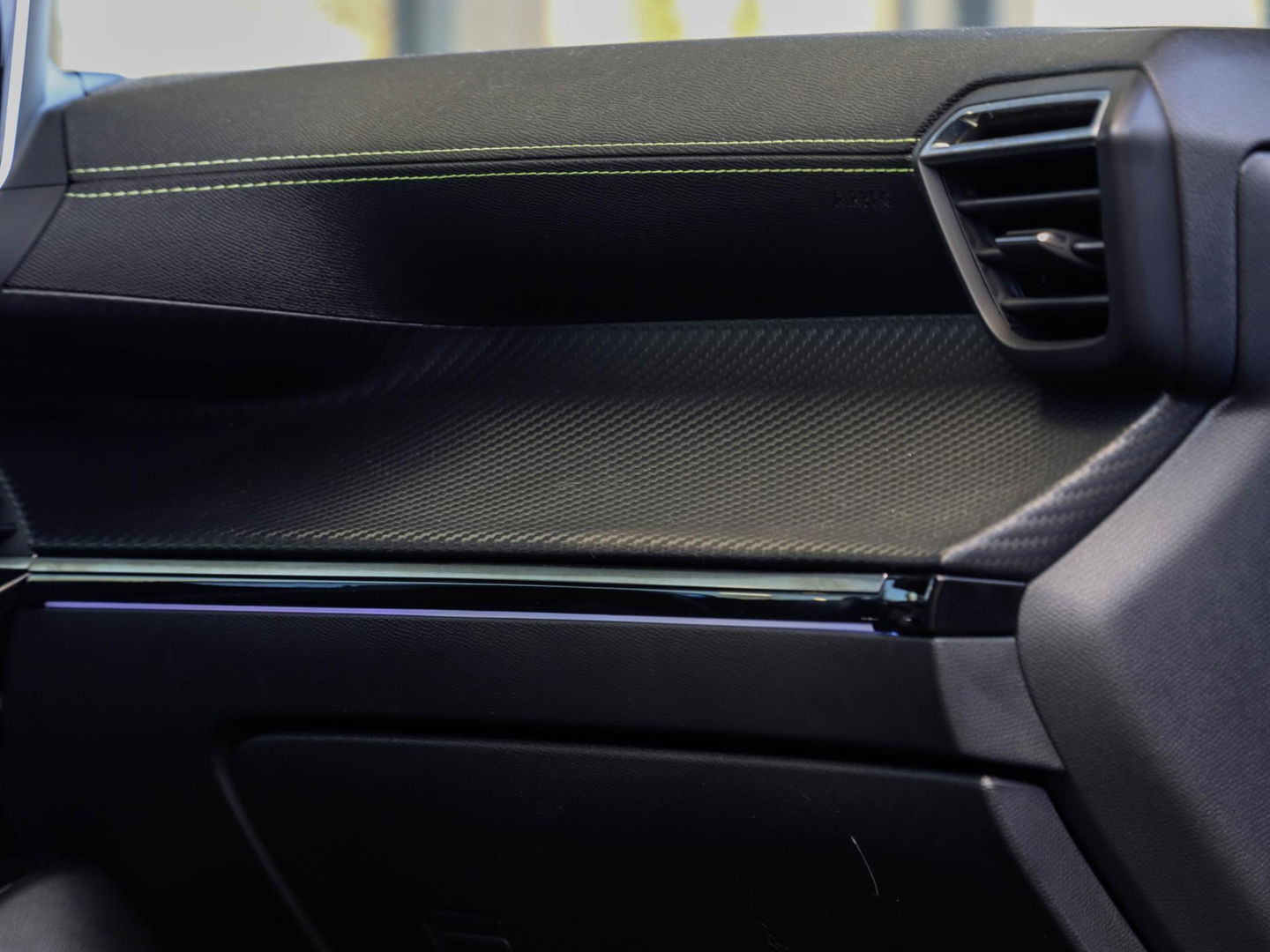 Peugeot e-2008 EV GT Pack 50 kWh 3-fase 136 PK | Slechts 28.677 km!