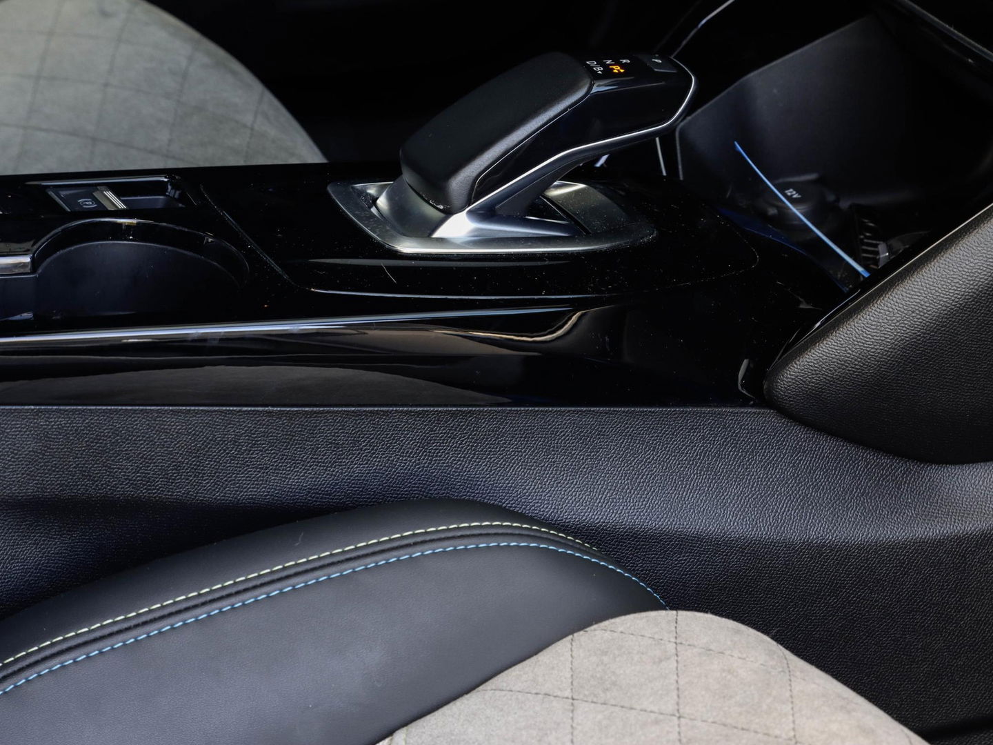 Peugeot e-2008 EV GT Pack 50 kWh 3-fase 136 PK | Slechts 28.677 km!