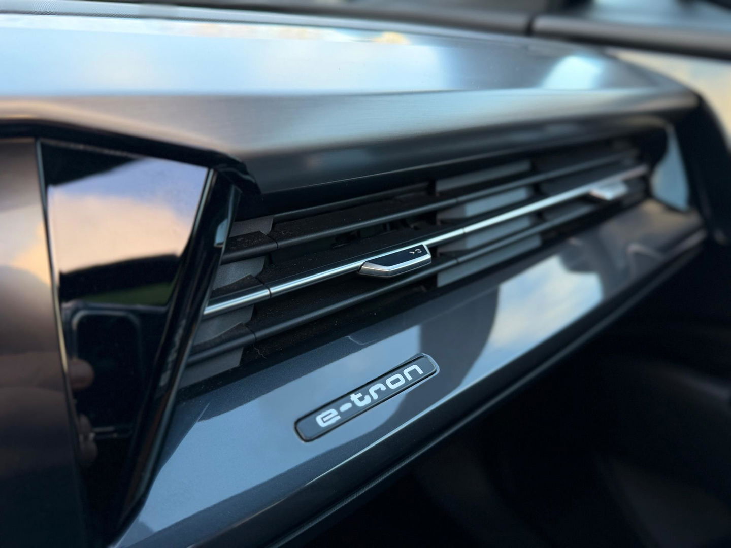 Audi Q4 e-tron 40 Launch edition S Competition 77 kWh 2X S-LINE PANO l MATRIX l CAMERA l ADAPT.CRUISE l ORG.NL l DEALER OND