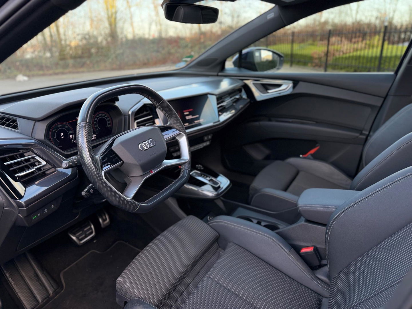 Audi Q4 e-tron 40 Launch edition S Competition 77 kWh 2X S-LINE PANO l MATRIX l CAMERA l ADAPT.CRUISE l ORG.NL l DEALER OND