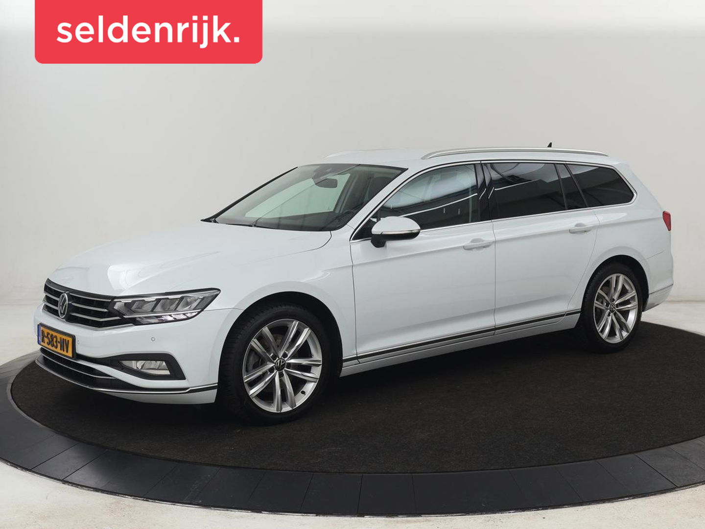 Volkswagen Passat 1.5 TSI Comfort Business | Stoelverwarming | Leder/Alcantara | Trekhaak | Adaptive cruise | Navigatie | Full LED | Parkeerhulp | Climate control | Bluetooth
