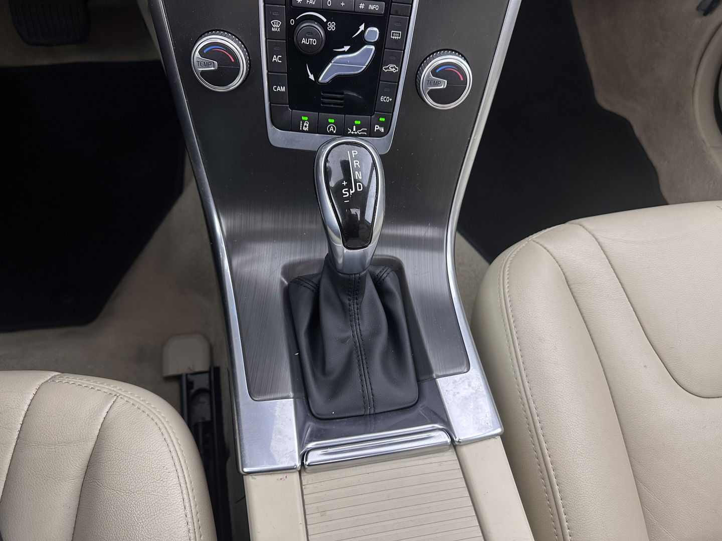 Volvo XC60 2.0 D4 FWD Ocean Race Aut. *PANO | LUXURY-LEATHER | ADAPTIVE-CRUISE | XENON | BLIND-SPOT | HARMAN/KARDON | MEMORY-PACK | HEATED-COMFORTSEATS | CAMERA | NAVI-FULLMAP | PRIVACY-GLASS | KEYLESS | TOWBAR | 18''ALU*