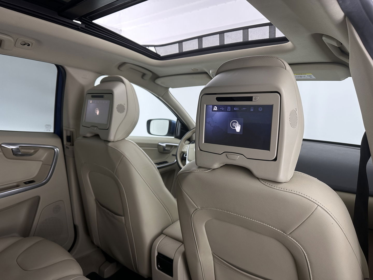 Volvo XC60 2.0 D4 FWD Ocean Race Aut. *PANO | LUXURY-LEATHER | ADAPTIVE-CRUISE | XENON | BLIND-SPOT | HARMAN/KARDON | MEMORY-PACK | HEATED-COMFORTSEATS | CAMERA | NAVI-FULLMAP | PRIVACY-GLASS | KEYLESS | TOWBAR | 18''ALU*