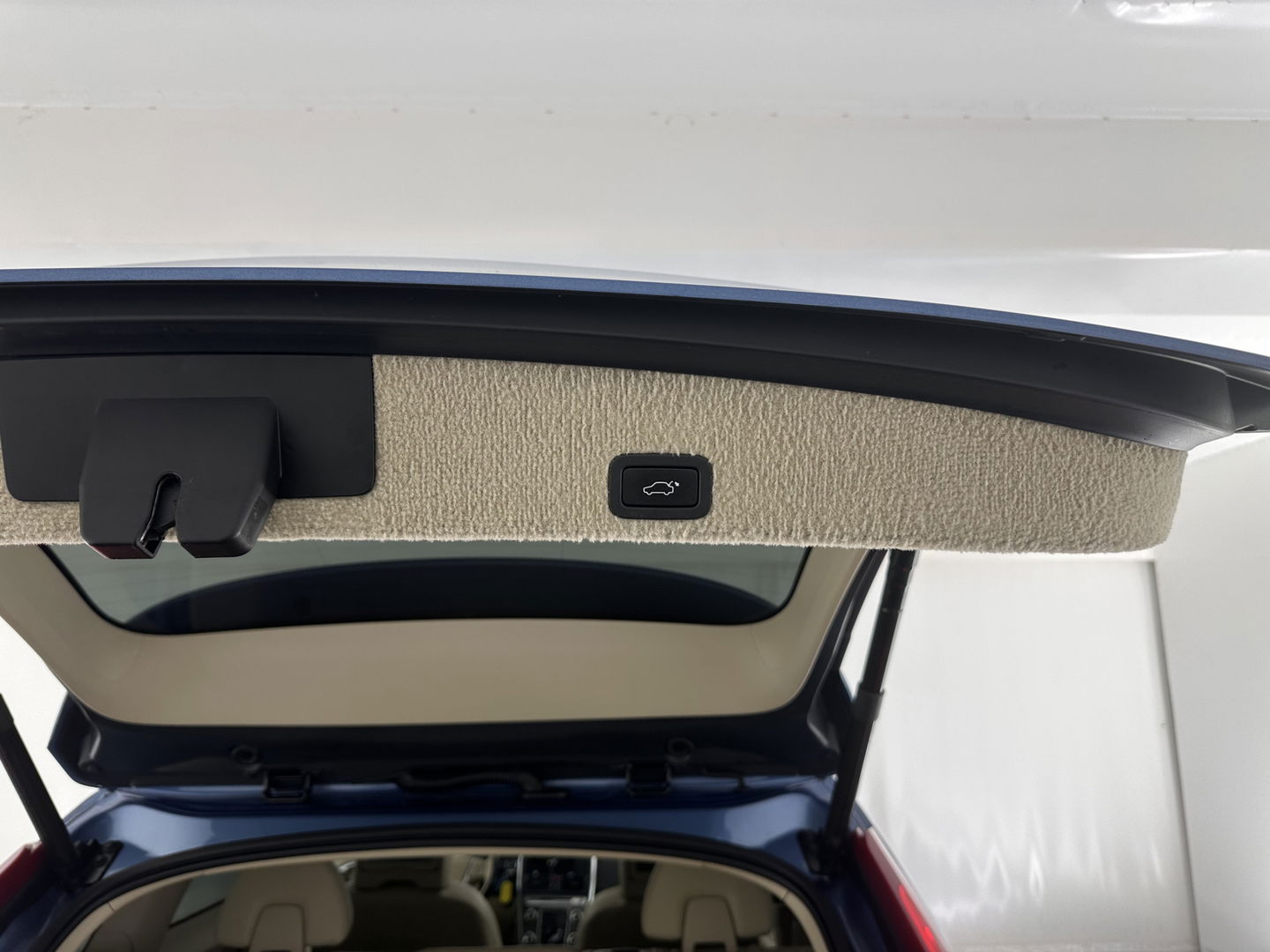 Volvo XC60 2.0 D4 FWD Ocean Race Aut. *PANO | LUXURY-LEATHER | ADAPTIVE-CRUISE | XENON | BLIND-SPOT | HARMAN/KARDON | MEMORY-PACK | HEATED-COMFORTSEATS | CAMERA | NAVI-FULLMAP | PRIVACY-GLASS | KEYLESS | TOWBAR | 18''ALU*