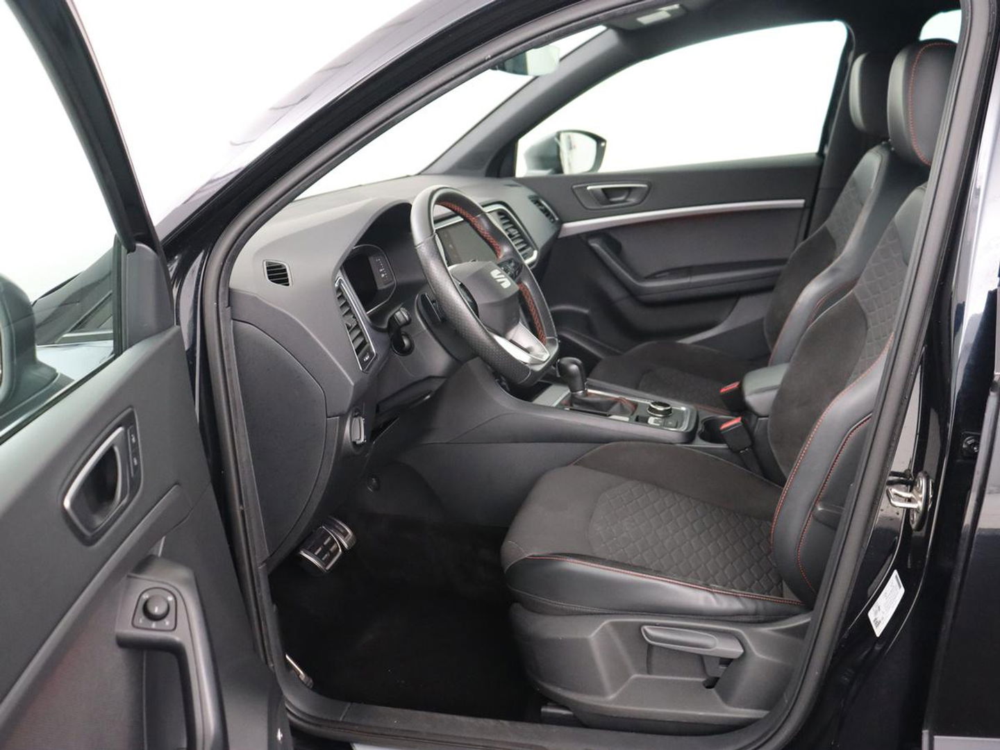 SEAT Ateca 1.5 TSI FR Intens | Trekhaak | 360 Camera | Beats Pack | 19'' | Carplay | Full LED | Keyless | Navigatie | Virtual Cockpit | Parkeerhulp | Bluetooth | Sfeerverlichting