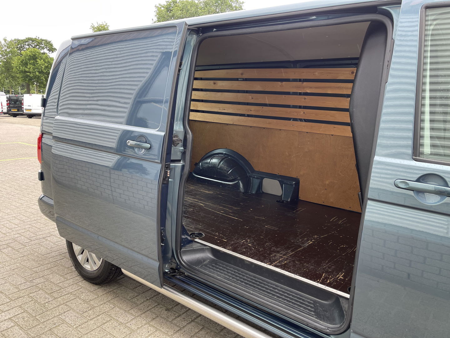Volkswagen Transporter 2.0 TDI 150pk DSG automaat L2H1 Highline / vaste prijs rijklaar € 24.950 marge / lease vanaf € 407 / airco / cruise / navi / camera / trekhaak 2500 kg / pdc voor en achter !