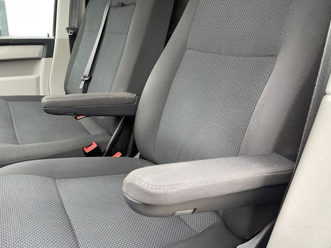 Volkswagen Transporter 2.0 TDI 150pk DSG automaat L2H1 Highline / vaste prijs rijklaar € 24.950 marge / lease vanaf € 407 / airco / cruise / navi / camera / trekhaak 2500 kg / pdc voor en achter !