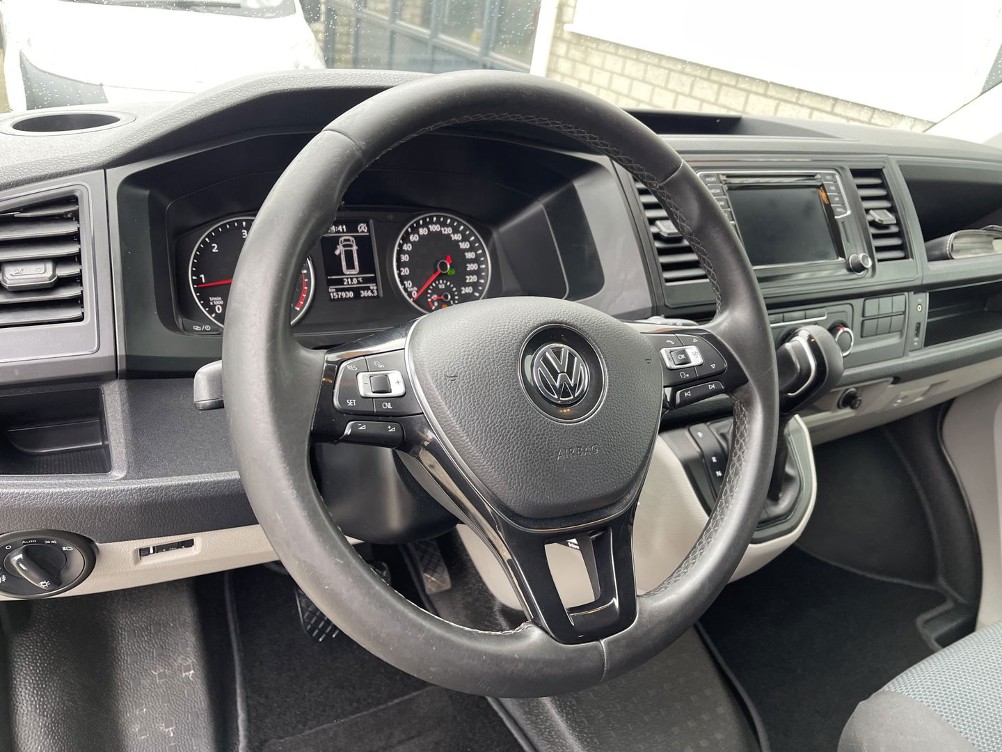 Volkswagen Transporter 2.0 TDI 150pk DSG automaat L2H1 Highline / vaste prijs rijklaar € 24.950 marge / lease vanaf € 407 / airco / cruise / navi / camera / trekhaak 2500 kg / pdc voor en achter !