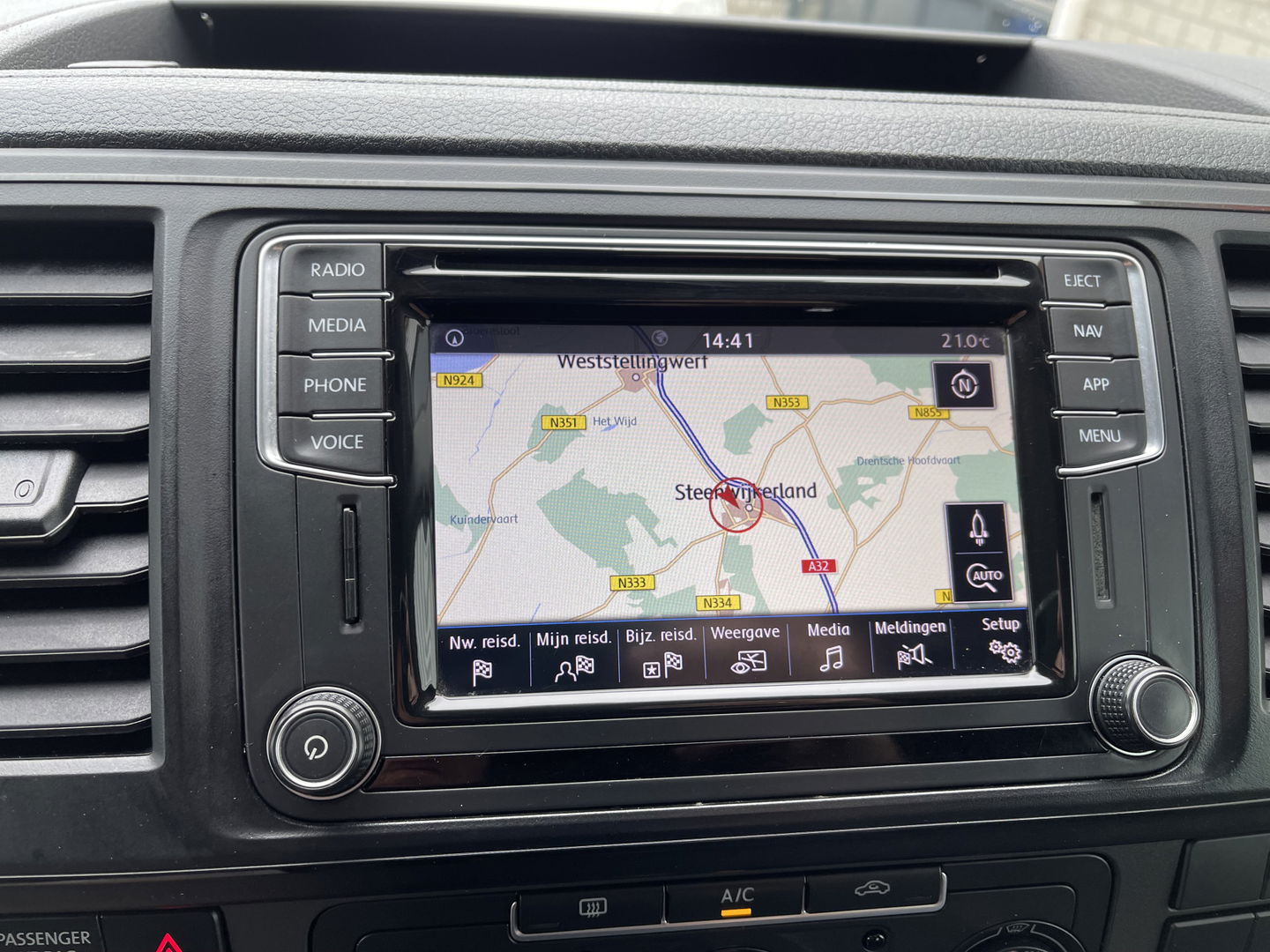 Volkswagen Transporter 2.0 TDI 150pk DSG automaat L2H1 Highline / vaste prijs rijklaar € 24.950 marge / lease vanaf € 407 / airco / cruise / navi / camera / trekhaak 2500 kg / pdc voor en achter !