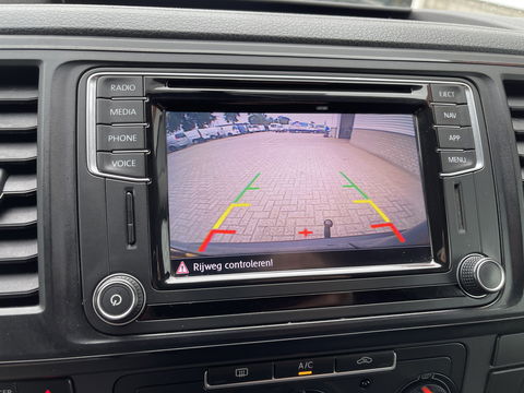 Volkswagen Transporter 2.0 TDI 150pk DSG automaat L2H1 Highline / vaste prijs rijklaar € 24.950 marge / lease vanaf € 407 / airco / cruise / navi / camera / trekhaak 2500 kg / pdc voor en achter !