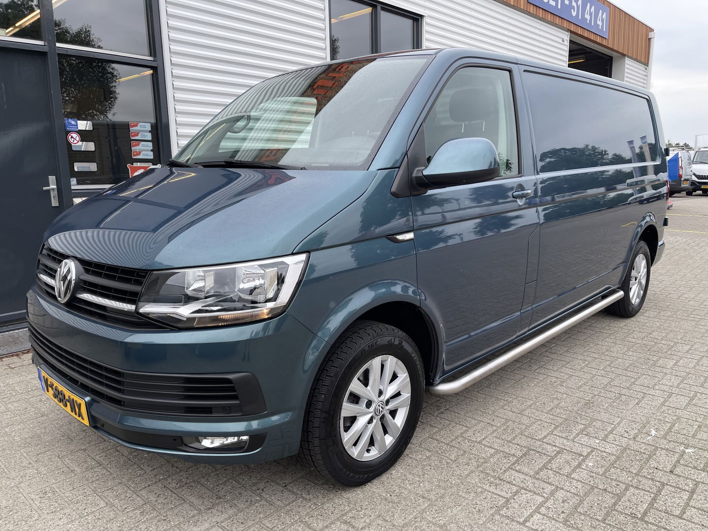 Volkswagen Transporter 2.0 TDI 150pk DSG automaat L2H1 Highline / vaste prijs rijklaar € 24.950 marge / lease vanaf € 407 / airco / cruise / navi / camera / trekhaak 2500 kg / pdc voor en achter !
