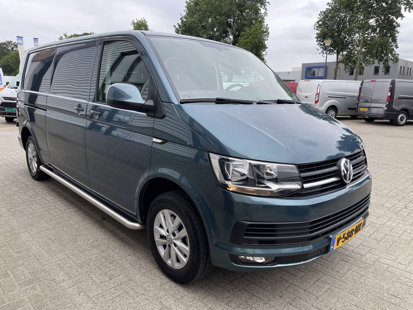 Volkswagen Transporter 2.0 TDI 150pk DSG automaat L2H1 Highline / vaste prijs rijklaar € 24.950 marge / lease vanaf € 407 / airco / cruise / navi / camera / trekhaak 2500 kg / pdc voor en achter !
