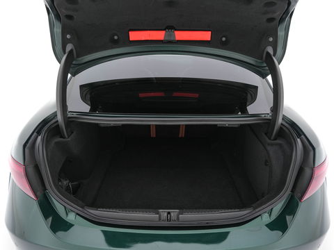 Alfa Romeo Giulia 2.0T Sprint (INCL-BTW) Aut. *PANO | LEATHER-FABRIC | XENON | ADAPTIVE-CRUISE | BLIND-SPOT | SPORTSEATS | CAMERA | NAVI-FULLMAP | DAB+ | SHIFT-PADDLES | PRIVACY-GLASS | LANE-ASSIST | BLINDSPOT | KEYLESS |