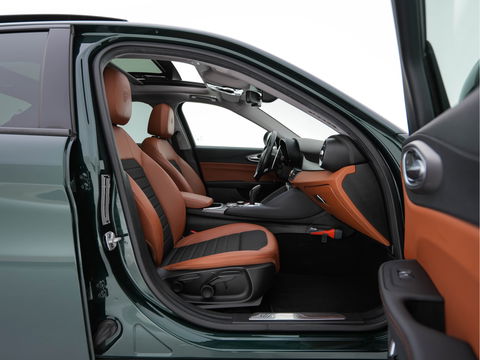 Alfa Romeo Giulia 2.0T Sprint (INCL-BTW) Aut. *PANO | LEATHER-FABRIC | XENON | ADAPTIVE-CRUISE | BLIND-SPOT | SPORTSEATS | CAMERA | NAVI-FULLMAP | DAB+ | SHIFT-PADDLES | PRIVACY-GLASS | LANE-ASSIST | BLINDSPOT | KEYLESS |