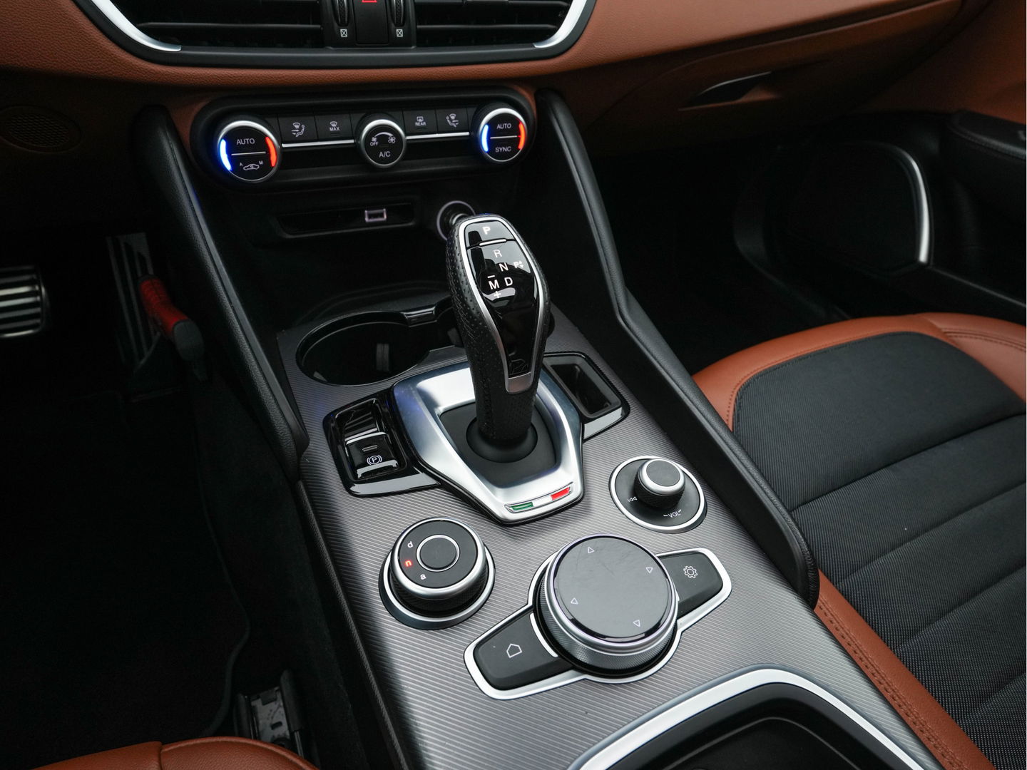 Alfa Romeo Giulia 2.0T Sprint (INCL-BTW) Aut. *PANO | LEATHER-FABRIC | XENON | ADAPTIVE-CRUISE | BLIND-SPOT | SPORTSEATS | CAMERA | NAVI-FULLMAP | DAB+ | SHIFT-PADDLES | PRIVACY-GLASS | LANE-ASSIST | BLINDSPOT | KEYLESS |