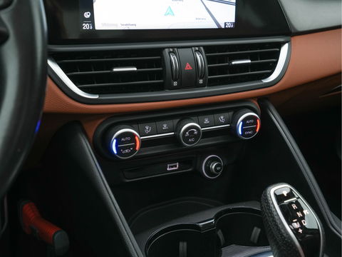 Alfa Romeo Giulia 2.0T Sprint (INCL-BTW) Aut. *PANO | LEATHER-FABRIC | XENON | ADAPTIVE-CRUISE | BLIND-SPOT | SPORTSEATS | CAMERA | NAVI-FULLMAP | DAB+ | SHIFT-PADDLES | PRIVACY-GLASS | LANE-ASSIST | BLINDSPOT | KEYLESS |