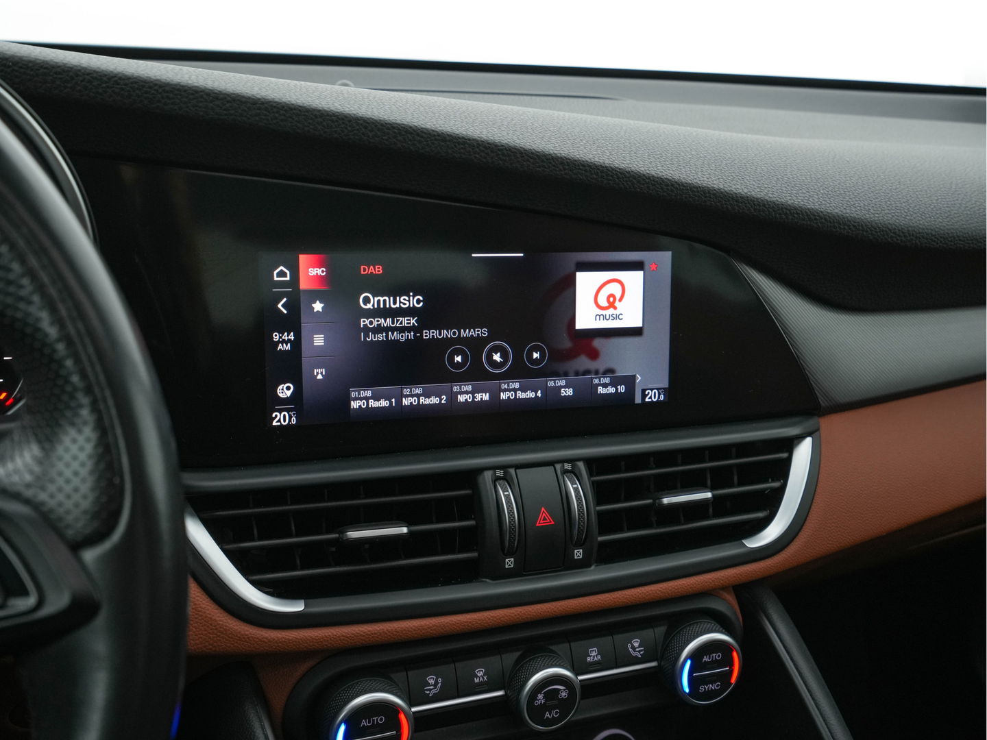 Alfa Romeo Giulia 2.0T Sprint (INCL-BTW) Aut. *PANO | LEATHER-FABRIC | XENON | ADAPTIVE-CRUISE | BLIND-SPOT | SPORTSEATS | CAMERA | NAVI-FULLMAP | DAB+ | SHIFT-PADDLES | PRIVACY-GLASS | LANE-ASSIST | BLINDSPOT | KEYLESS |