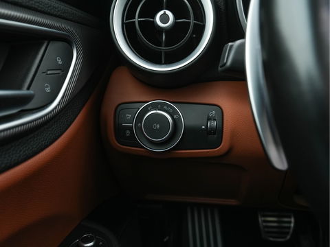 Alfa Romeo Giulia 2.0T Sprint (INCL-BTW) Aut. *PANO | LEATHER-FABRIC | XENON | ADAPTIVE-CRUISE | BLIND-SPOT | SPORTSEATS | CAMERA | NAVI-FULLMAP | DAB+ | SHIFT-PADDLES | PRIVACY-GLASS | LANE-ASSIST | BLINDSPOT | KEYLESS |