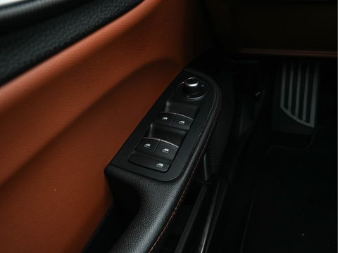 Alfa Romeo Giulia 2.0T Sprint (INCL-BTW) Aut. *PANO | LEATHER-FABRIC | XENON | ADAPTIVE-CRUISE | BLIND-SPOT | SPORTSEATS | CAMERA | NAVI-FULLMAP | DAB+ | SHIFT-PADDLES | PRIVACY-GLASS | LANE-ASSIST | BLINDSPOT | KEYLESS |