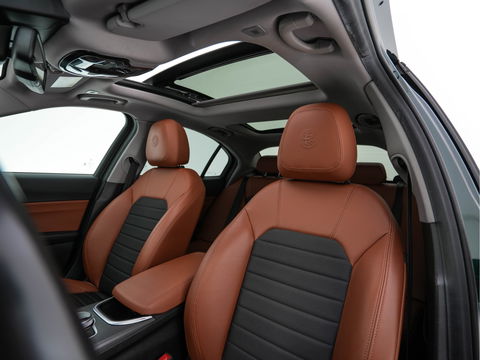 Alfa Romeo Giulia 2.0T Sprint (INCL-BTW) Aut. *PANO | LEATHER-FABRIC | XENON | ADAPTIVE-CRUISE | BLIND-SPOT | SPORTSEATS | CAMERA | NAVI-FULLMAP | DAB+ | SHIFT-PADDLES | PRIVACY-GLASS | LANE-ASSIST | BLINDSPOT | KEYLESS |