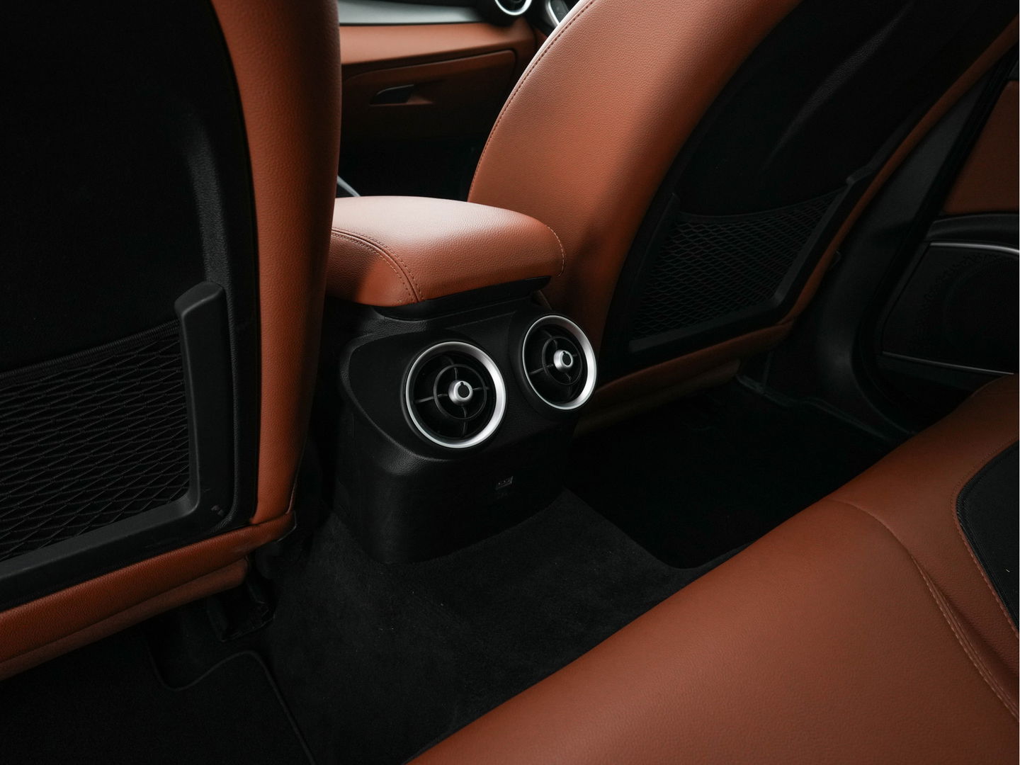 Alfa Romeo Giulia 2.0T Sprint (INCL-BTW) Aut. *PANO | LEATHER-FABRIC | XENON | ADAPTIVE-CRUISE | BLIND-SPOT | SPORTSEATS | CAMERA | NAVI-FULLMAP | DAB+ | SHIFT-PADDLES | PRIVACY-GLASS | LANE-ASSIST | BLINDSPOT | KEYLESS |