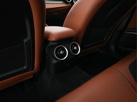 Alfa Romeo Giulia 2.0T Sprint (INCL-BTW) Aut. *PANO | LEATHER-FABRIC | XENON | ADAPTIVE-CRUISE | BLIND-SPOT | SPORTSEATS | CAMERA | NAVI-FULLMAP | DAB+ | SHIFT-PADDLES | PRIVACY-GLASS | LANE-ASSIST | BLINDSPOT | KEYLESS |