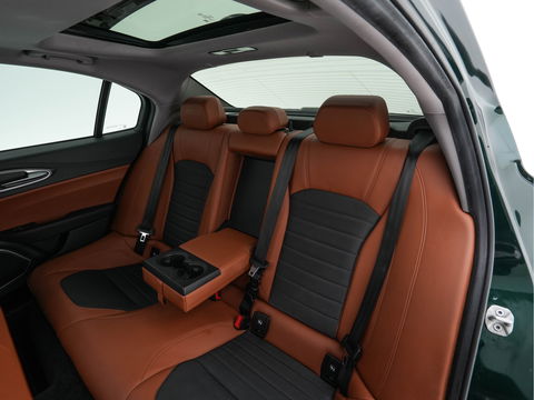 Alfa Romeo Giulia 2.0T Sprint (INCL-BTW) Aut. *PANO | LEATHER-FABRIC | XENON | ADAPTIVE-CRUISE | BLIND-SPOT | SPORTSEATS | CAMERA | NAVI-FULLMAP | DAB+ | SHIFT-PADDLES | PRIVACY-GLASS | LANE-ASSIST | BLINDSPOT | KEYLESS |